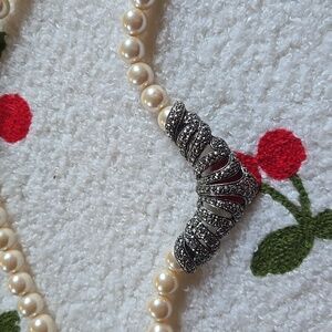 Vintage Avon Faux Pearl and Silver Tone And Marcasite Necklace💫